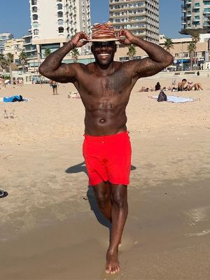  Dolvett Quince is enjoying the Beach. 